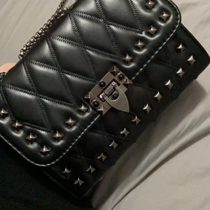 Väska  - Säljer min jättefina väska i fint skick🤍 Skriv för fler bilder💕 SÅLD FÖR 120 + frakt 