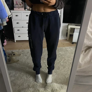 Sail racing byxor - Marinblå sailracingbyxor i herrmodell.