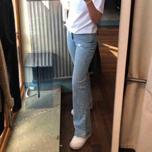 Levis Ribcage flare - super snygga jeans från Levis. Säljer då jag inte använder dom lika mycket längre och tror de passar bättre i någon annans garderob! Nypris typ 1200kr, säljer för 500 eller om något annat överenskommes. Jag är 166cm lång. Skriv för fler bilder!