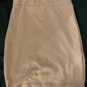 Kroppad kjol  - Jättefin kjol som framhäver kroppens kurvor jättefint. 