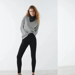 Ginatricot Jeans  - Säljer dessa fina, Molly high waist jeans från Ginatricot. Använt några gånger. Är beredd att diskutera pris:)