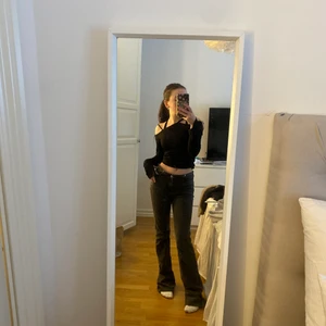 Jeans hm  - Grå lowwaist jeans från hm. Storlek 34 men skulle säga att dem är snarare en 32 då det är det jag brukar ha. Helt slutsålda på hm.