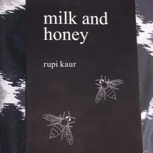Milk and honey av rupi kaur. En bok av hennes 3 stycken. Har inte läst men säljer pga att jag har 2 exemplar:) Pocketbok! Skriv för mer info/bilder.
