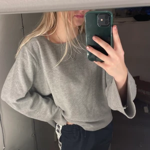 Tröja med breda armar - Ljusgrå tröja med stora armar. Tröjan är äldre så går inte att hitta i butik idag men den är fortfarande i fint skick! Passar perfekt om man vill ha en skjorta under!