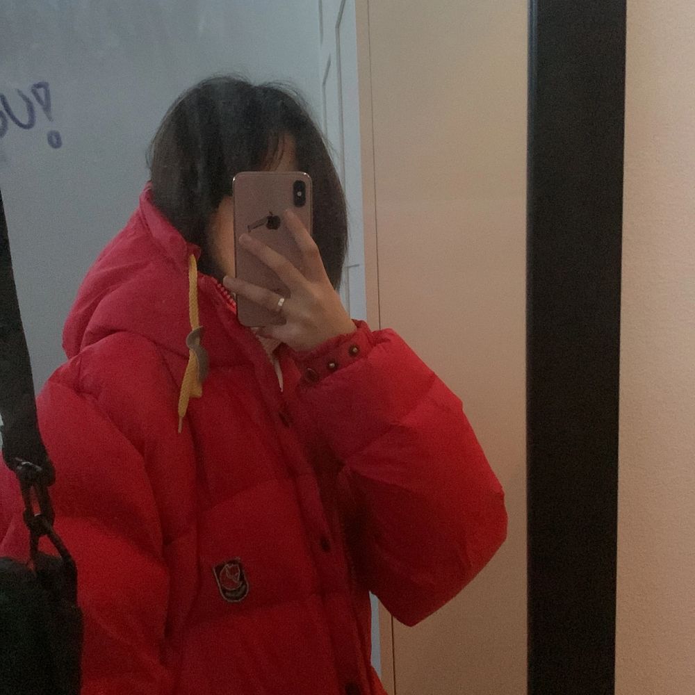 intressekonflikt på mina fina röda fjällräven jacka!😍den är köpt här på plick men känner att jag inte skriker för jackan! Den är i storlek XS men känns lite som S. Den är ganska använd men ändå väldigt snygg fortfarande. Så skulle vilja se va jag kan få för den men skulle hälst vilja byta mot en moncler maya jacka💓i storlek XS eller fjällräven jacka i färgen mörkblå eller svart i storlek S eller XS!❤️men hör av er isf om ni är intresserade, frågor eller bilder💗! kan mötas upp vid TC. Jackor.