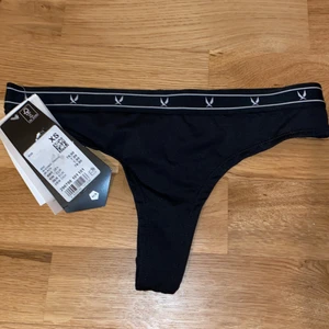 Bikinitrosor - Helt nya svarta bikinitrosor (”string”) från Stadium (lappar kvar). Nypris 79,90kr. Frakt ingår i priset. 