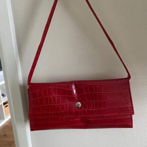 Röd handväska som också går att ta av bandet på så det blir som en plånboksväska! Sömmen har gått upp lite på ena sidan men inget som märks när man har den stängd🤎🤎