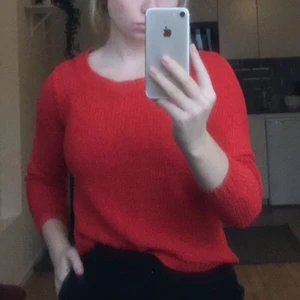 Röd stickad tröja - Röd stickad tröja. Väl använd med utan fläckar eller skador. Hämtas runt om Stenungsund eller skickas via frakt💖💖