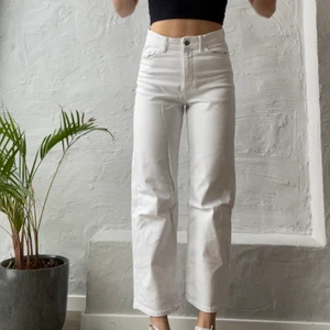 världens snyggaste vita jeans! - världens snyggaste vida vita jeans från lindex!💓 haft dessa ett tag och ääälskar dem!! tyvärr är de inte riktigt min stil längre så hoppas på att de kommer till användning hos någon annan😇 jag är 170cm för referens och brukar ha strl s/34/36✨