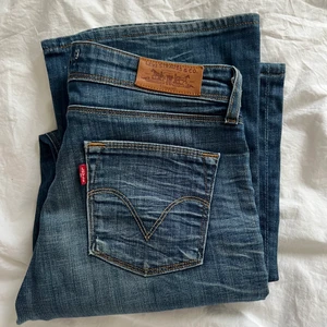 Levis vintage  - Snygga Levis vintage jeans i strl w29 L32/34. Knappt använda och super fina i skicket. 