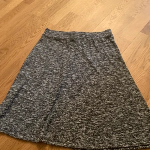 Kort grå kjol - Super fin och mysig kjol, knappt använd. Bra längd och passar allt!