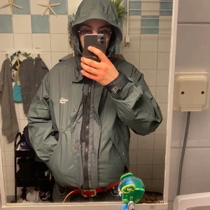 vintage haglöfs windbreaker! - Vintage Haglöfs Windbreaker! 2 dragsko till luva där fram, alltså hur ihopdragen man vill ha luvan och 1 till precis bak på luvan som visat på andra bilden. sedan 1 dragsko i midja så man kan justera det också. Vindjacka som är så trendigt just nu! intressekoll på min rare vintage haglöfs windbreaker. extremt snygg luva & fickor. denna är lik arc’teryx 🌎