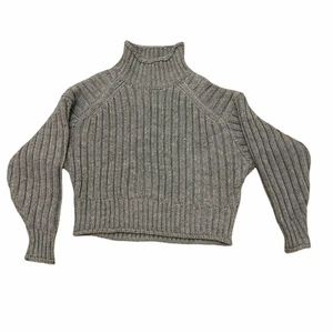 Cute sweater  - skön tröja när det blir kallt.  den är grå mes hög krage 