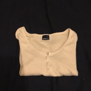 Beig t-shirt - Fin beig  t-shirt som ja ej kommer till användnig längre
