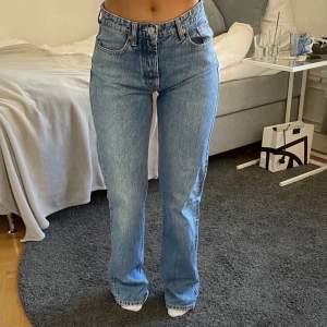 Jätte jätte fina Levis jeans. Jag köpte de här på Plick men de var tyvär för små på mig. De är midwaste och lite utsvängda i vaden. Inte så slitna och i fint skick💕💕 Jag är ganska lång (177) och längden är verkligen perfekt!!❤️❤️(första bilden är lånad och de är likadana jeans bara ljusare)