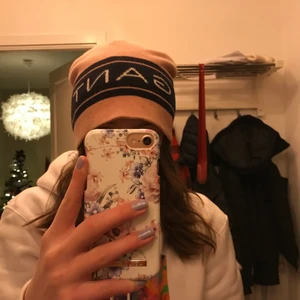 En fin rosa, svart gant mössa. - Här är en rosa, svart, vit mössa i märket gant! Det är storlek L/XL men alla kan nästan ha den! Jag säljer den för 200kr plus frakt 30kr❤️