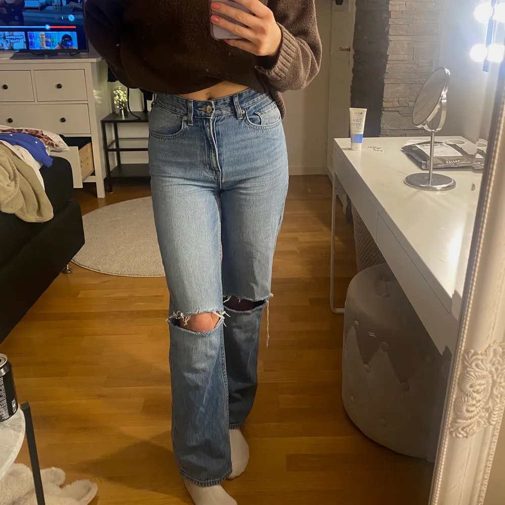 Säljer dessa raka jeans från hm. Storlek 36 och passar bra i längden på mig som är 168cm💗. Jeans & Byxor.