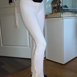 Storlek XXS har använt max 2 gånger  - Bra skick, sitter bra vid låren o midjan o lösa där nera med en liten slits! 💞 Dom e lite genomskinliga! 