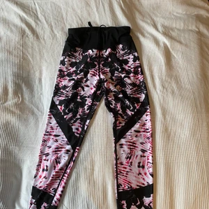 Träningstights från Soc - Jättefina träningstights som från Soc som tyvärr inte kom till användning. Använda ett fåtal gånger💕  Köparen står för frakt!