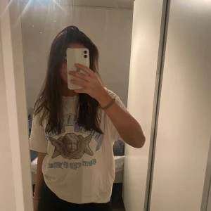 tshirt med tryck - supercool tshirt med tryck ifrån pull&bear. inte alls mkt använd och superskön i materialet! stl m så lite oversized på mig som vanligtvis är s. frakten kostar 66kr🤍