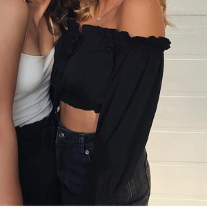 Crop top - Svart crop top/ blus, sparsamt använd och går att justera i snöret längst upp