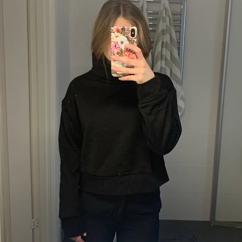 Aldrig använd! Snygg sweatshirt med polo. Från Zara. Hör av dig om du är intresserad ❣️. Tröjor & Koftor.