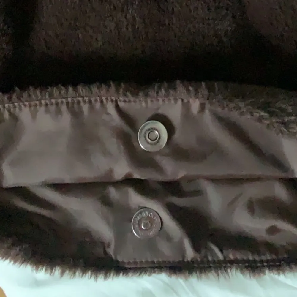 En jättefin brun och fluffig axelväska som jag köpt från hm för inte så länge sedan. Inga skador, säljer pga att jag har för många väskor och denna kommer inte till änvändning så mycket längre! Skriv om ni har frågor:). Laukut & Käsilaukut.