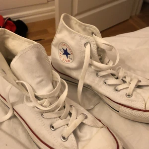 Converse all star skor - Säljer ett par helt oanvända converse all star skor i storlek 38 då dessa aldrig kommit till användning för mig och nu tyvärr är för små. Köpta i  USA för några år sedan för ca 900kr. 