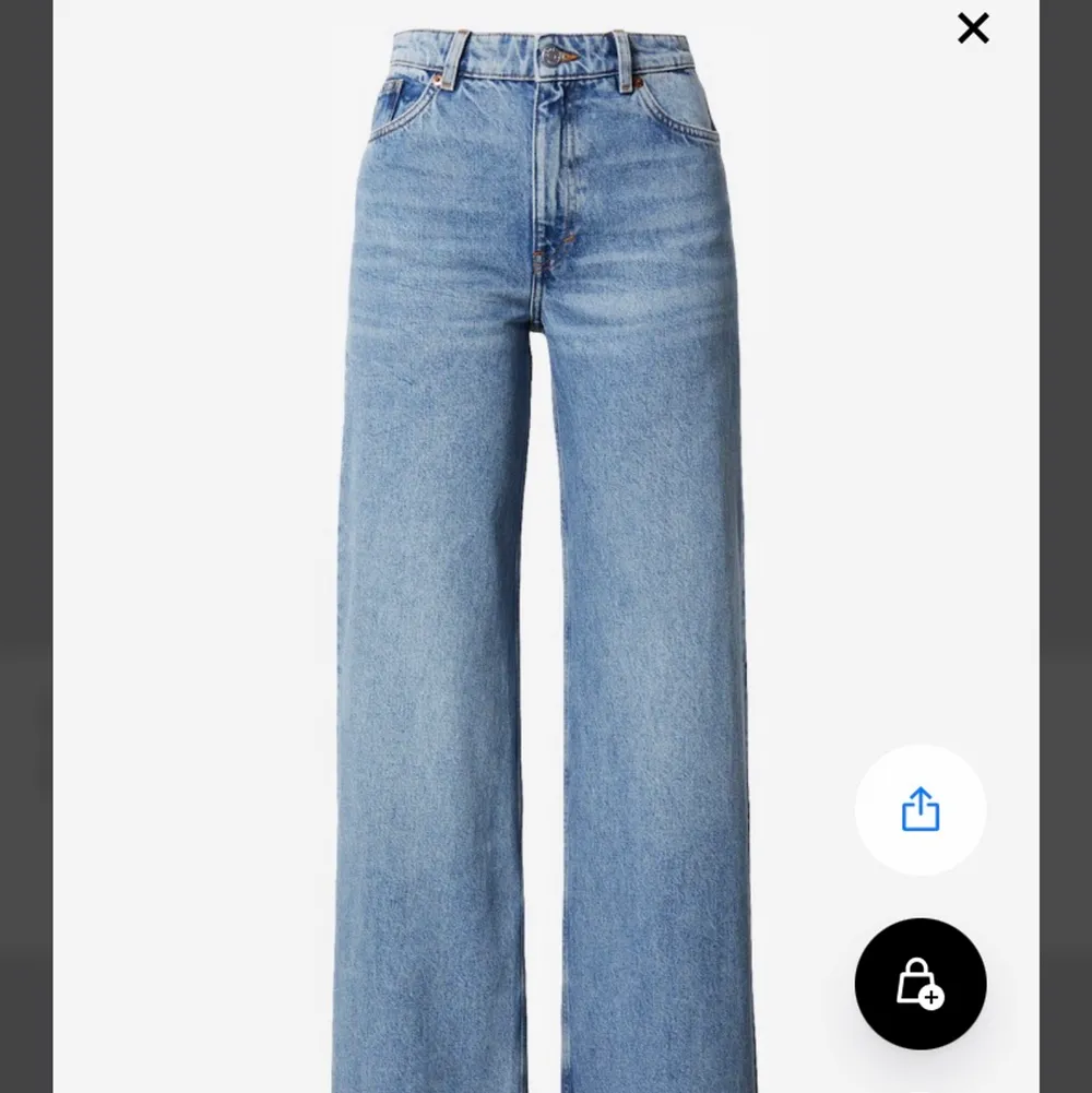 Säljer mina blå monki jeans ”YOKO” heter modellen. I storlek 40 som är M/L. Har sytt upp byxbenen lite grann men syns knappt, är 160 passar både kortare och längre🤍 PRIS KAN DISKUTERAS. Jeans & Byxor.