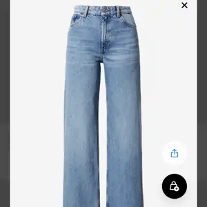 Säljer mina blå monki jeans ”YOKO” heter modellen. I storlek 40 som är M/L. Har sytt upp byxbenen lite grann men syns knappt, är 160 passar både kortare och längre🤍 PRIS KAN DISKUTERAS