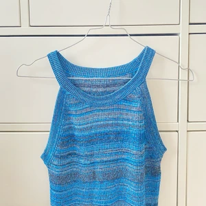 Blå linne - Säljer denna fina blåa linnet😇💕Den är inte tajt vilket gör att alla från storlek xs-m kan använda denna💕💕Pris=90kr