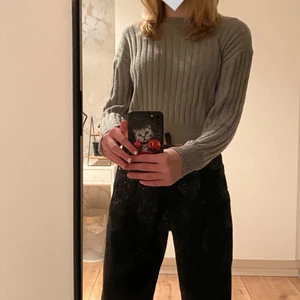 Tröja - Stickad ribbad tröja ifrån hm. Färgen ser mest ut som på sista bilden. Tröjan är i storlek xs. Skriv till mig privat för fler bilder eller frågor. Lite nopprig. 