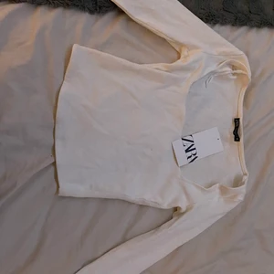 Zara topp  - Säljer denna zara tröja då den inte kommer till användning. Köpt för 120 kr men säljer för 70