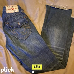 True religion - Säljer vidare dessa fina bootcut jeansen som är även köpt här på Plick men var tyvärr lite för stora på mig,om ni har frågor kom priv💗