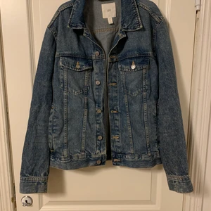 Jeansjacka - En jeansjacka från H&M, storleken är S i herrstorlek. Knappt använd och bra skick!