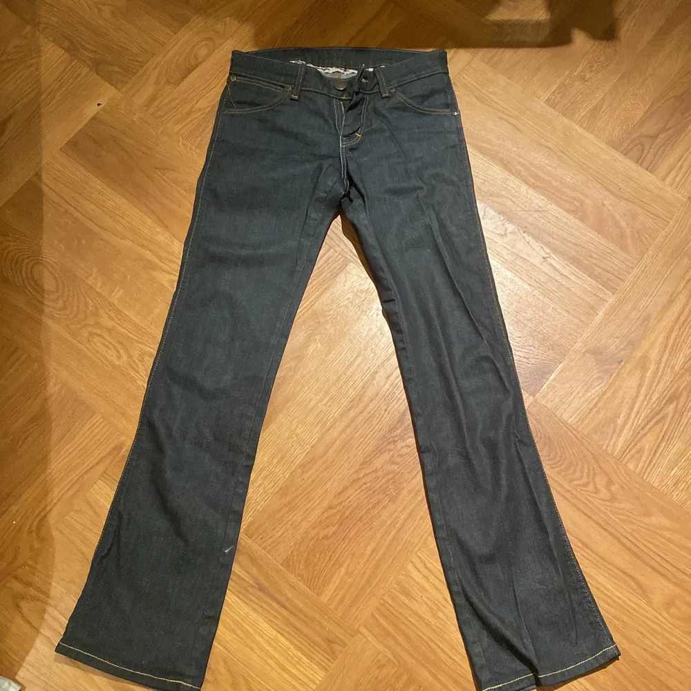 Wrangler jeans i mörk färg. Bra skick, inga slitningar eller hål. . Jeans & Byxor.