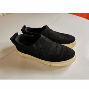 Filippa k slip-ons, mockasinn, stl: 37 - Filippa k slip-ons i mockasinn Stl: 37 Fint skick! Elegant skor