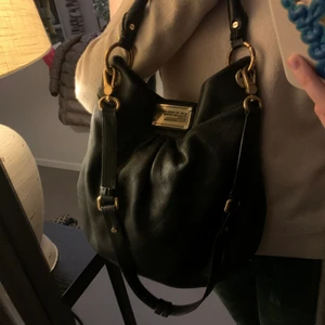 Marc Jacobs väska - Säljer denhär Marc Jacobs classic q väskan i storlek M, i toppen skick! Nypris var 4500, och säljer för 1000. Självklart äkta och skickar med dustbag!                                                    Säljer plånboken i en separat annons men kan erbjuda ett billigare pris om man köper båda tillsammans💞