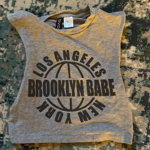 Grå topp - Säljer min gråa topp med basket detalier, den är tajt men utsträckning, köpt på hm🧡