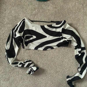 Crop top ifrån Jaded London  - Nyskick!!!! Snygg crop top ifrån jaded London i storlek 38, eller UK 10. Säljer eftersom att den var för liten för mig. Liten i storleken så passar nog egentligen strl 36. Prislappen sitter kvar, köparen står för frakt❤️