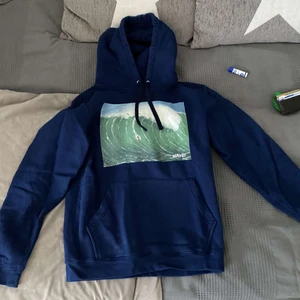 The cool elephant  - Säljer denna sjukt snygga hoodie åt en kompis. Han fick av misstag hem två stycken så en är aldrig använd och ligger fortfarande i orginalförpackning (bild 2). Nypris är 599kr och säljer för 450kr eller bud. Skriv för mer info❤️