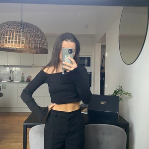 Hanna schönberg x Na-kd - Långärmad crop top, snedskuren vid axeln och utsvänga ärmar