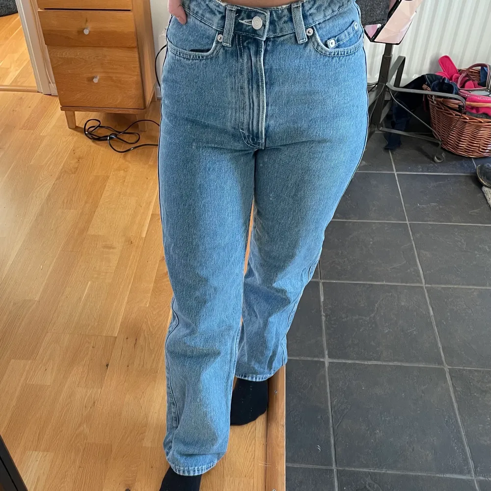 Jeans från Weekday, modell Rowe. Storlek W24L30, nyskick.. Jeans & Byxor.