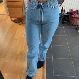 Jeans från Weekday, modell Rowe. Storlek W24L30, nyskick.