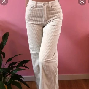 Vita manchesterbyxor  - Första bilden är lånad! Vita manchesterbyxor från Weekday i storlek 34. Köparen står för frakt och kan mötas upp i Uppsala 💗