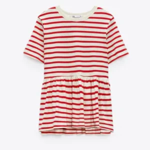 Randig tröja - Den supertrendiga tröjan från zara! Tröjan är i storlek M men passar även S. Har använts få gånger så är i nyskick. Köp direkt för 180