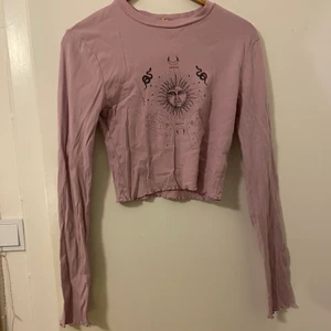 Tröja - Ljuslila tröja med tryck från Urban outfitters. Inga fläckar eller hål. Storlek small. Skriv vid funderingar!