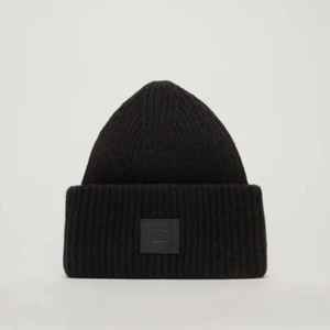 Acne mössa - en svart acne mössa i superbra skick. Jag säljer den eftersom den inte kommer till användning.