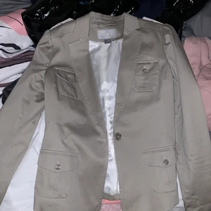 Snygg kostym "jacka" från HM - Kostym jackan är ganska ny, använd kanske 3 ggr eller så och är i jättebra skick. Storleken är 34. Den har 4 fickor och lite detaljer på axlarna. Skriv för fler bilder och om ni har frågor.... Köparen står för frakten!!! Kostnaden på frakten är bara något som jag skrivit men jag kommer att skriva till köparen den riktiga fraktkostnaden sedan när hen köper!!!!