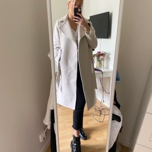 Beige kappa - Beige långkappa från h&m i den perfekta färgen!! Väldigt användbar under vinter/höst och är otroligt varm. Är i väldigt bra skick ❤️‍🔥